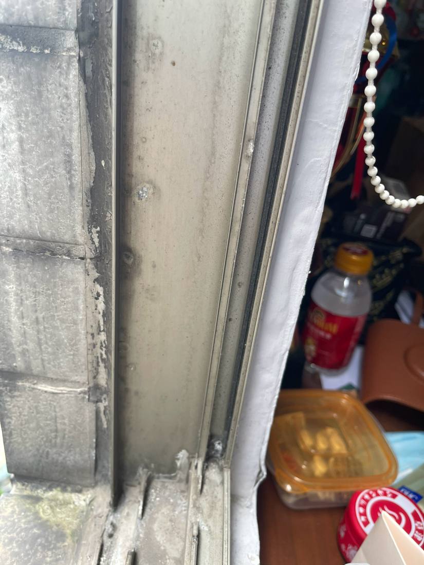 窗框與牆面交界處的水痕與髒污