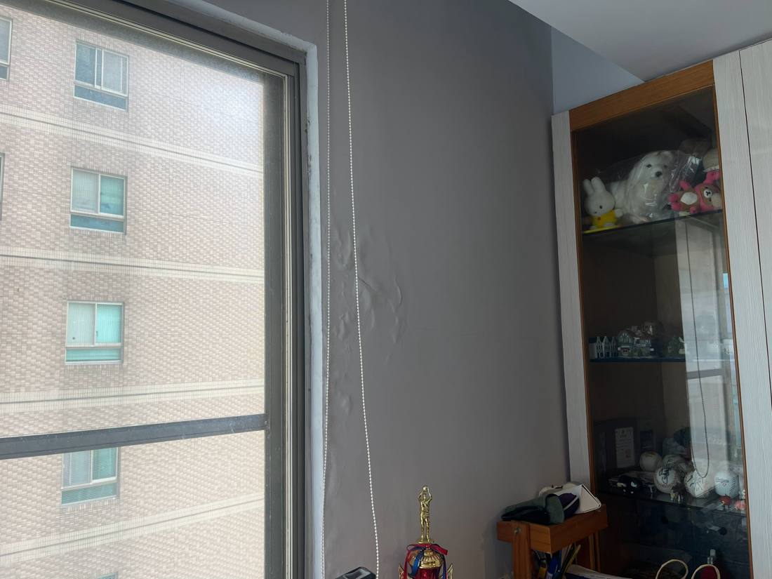 房間窗邊牆面全景