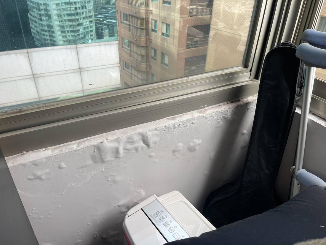 窗台下緣牆面漆面起泡、白華
